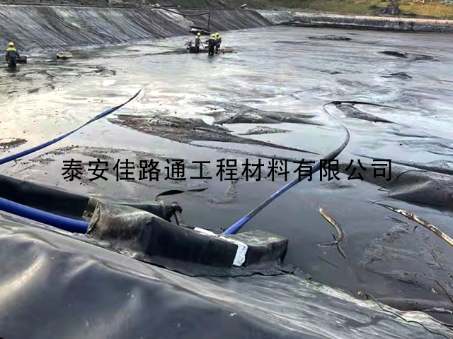 魚塘鋪設(shè)防滲土工膜時滲水該怎么辦？