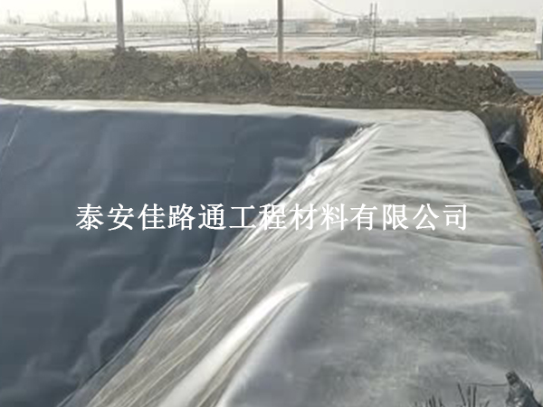 魚塘防滲膜的鋪設(shè)使用可營造一個穩(wěn)定生態(tài)環(huán)境