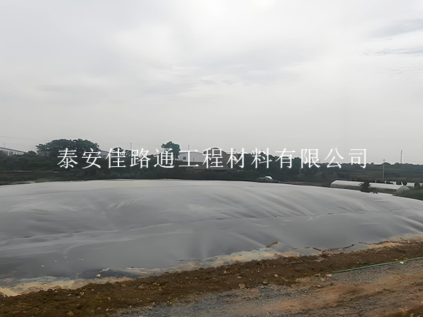 沼氣池防滲膜底部鋪設(shè)：技巧與實(shí)操指南