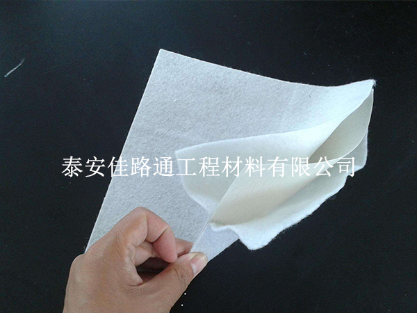 防滲復合土工膜裁剪技巧:精準高效的藝術(shù) 防滲復合土工膜裁剪技巧:精準高效的藝術(shù)